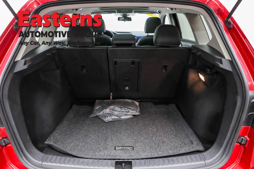 Used 2022 Red Volkswagen 1.5T SE image 9