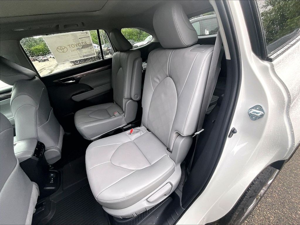 2026 Toyota Highlander Hybrid — photo 14