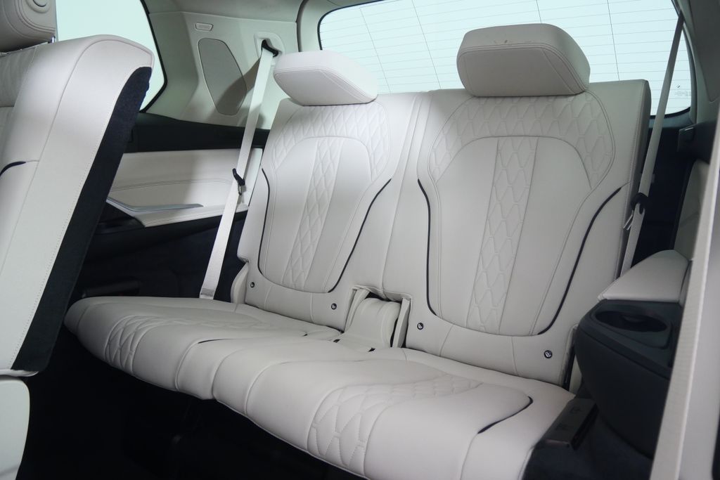 Thumbnail: 2026 BMW X7 - 18