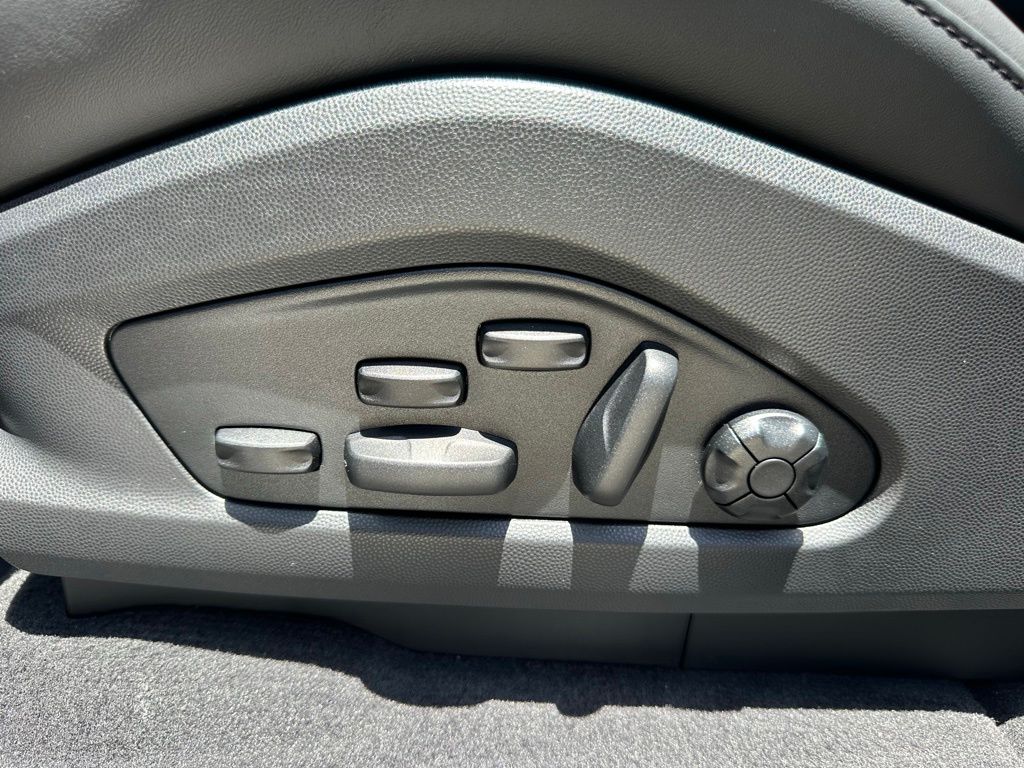 Thumbnail: 2026 Porsche Macan - 20