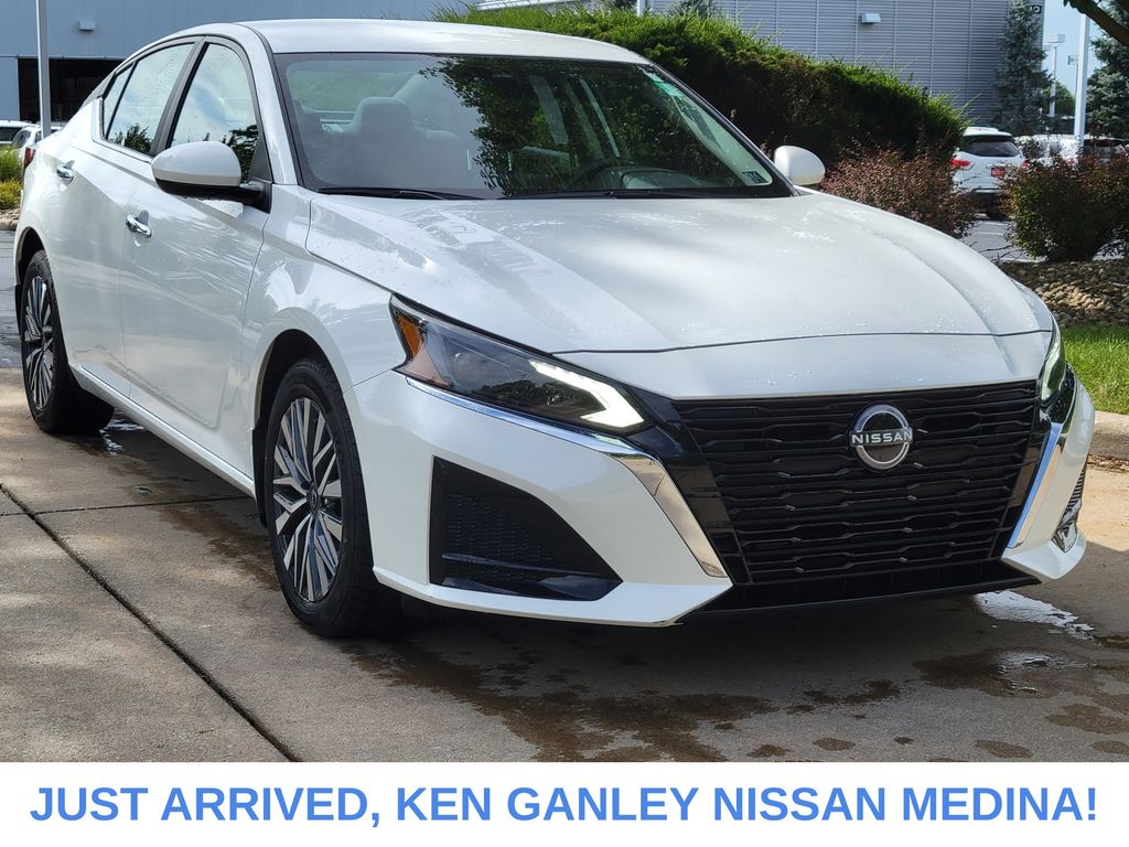 Pearl White Tricoat 2023 Nissan Altima Sedan All-Wheel Drive Continuously Variable Transmission