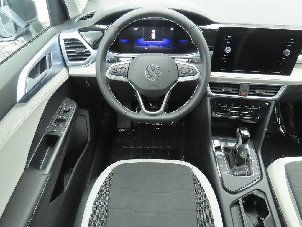 2025 Volkswagen Taos SE 11