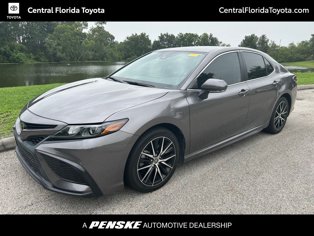 2022 Toyota Camry SE Hero Image