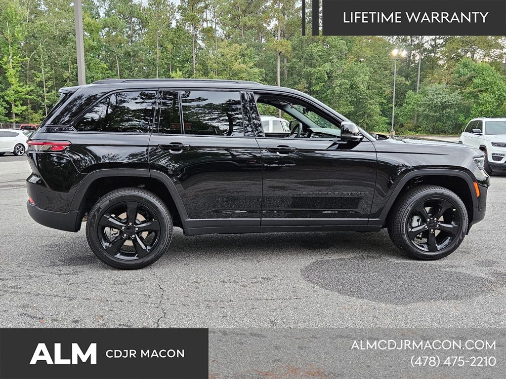 New 2025 Diamond Black Crystal Pearl-Coat Exterior Paint Jeep Limited image 15
