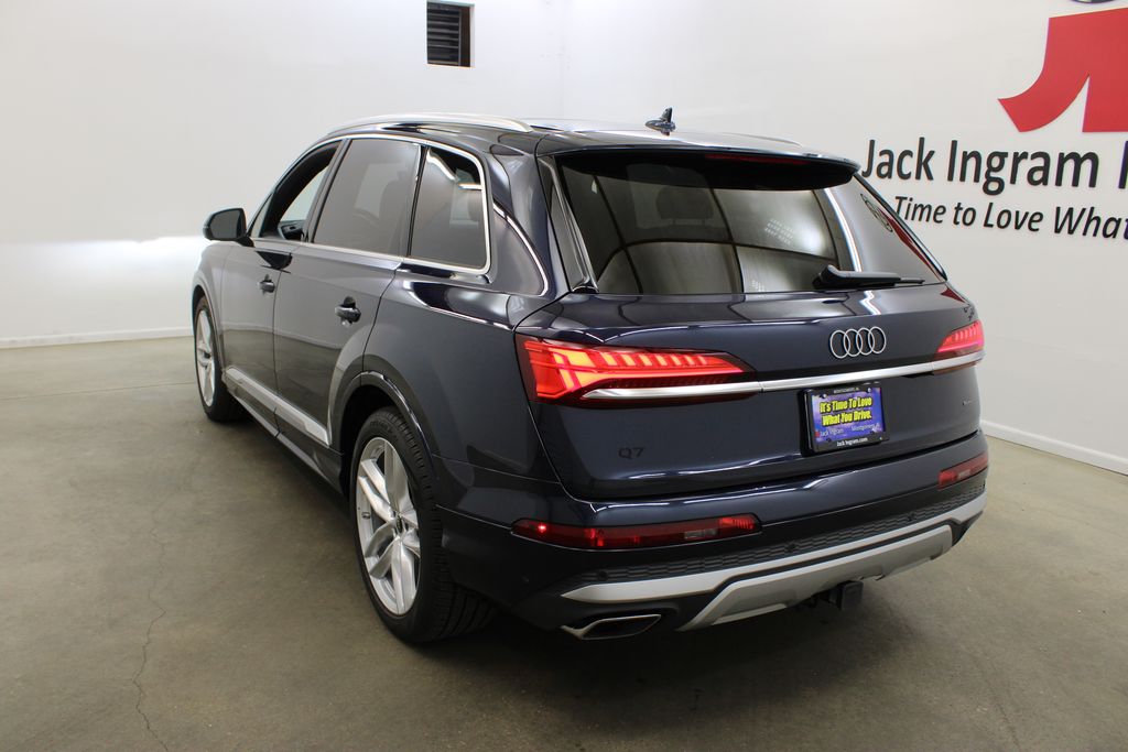 new 2025 Audi Q7 car, priced at $64,158