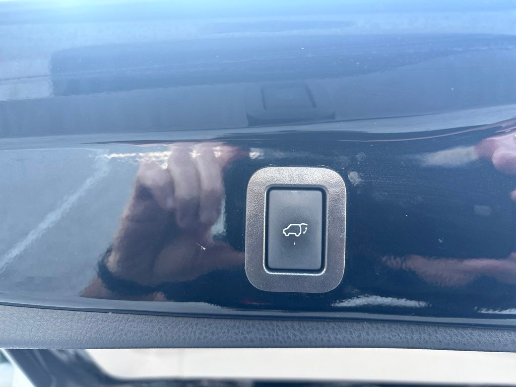 Used 2019 Black Toyota XLE image 9