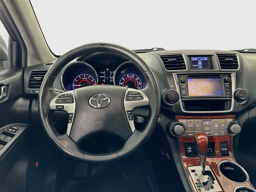 Thumbnail: 2013 Toyota Highlander - 23