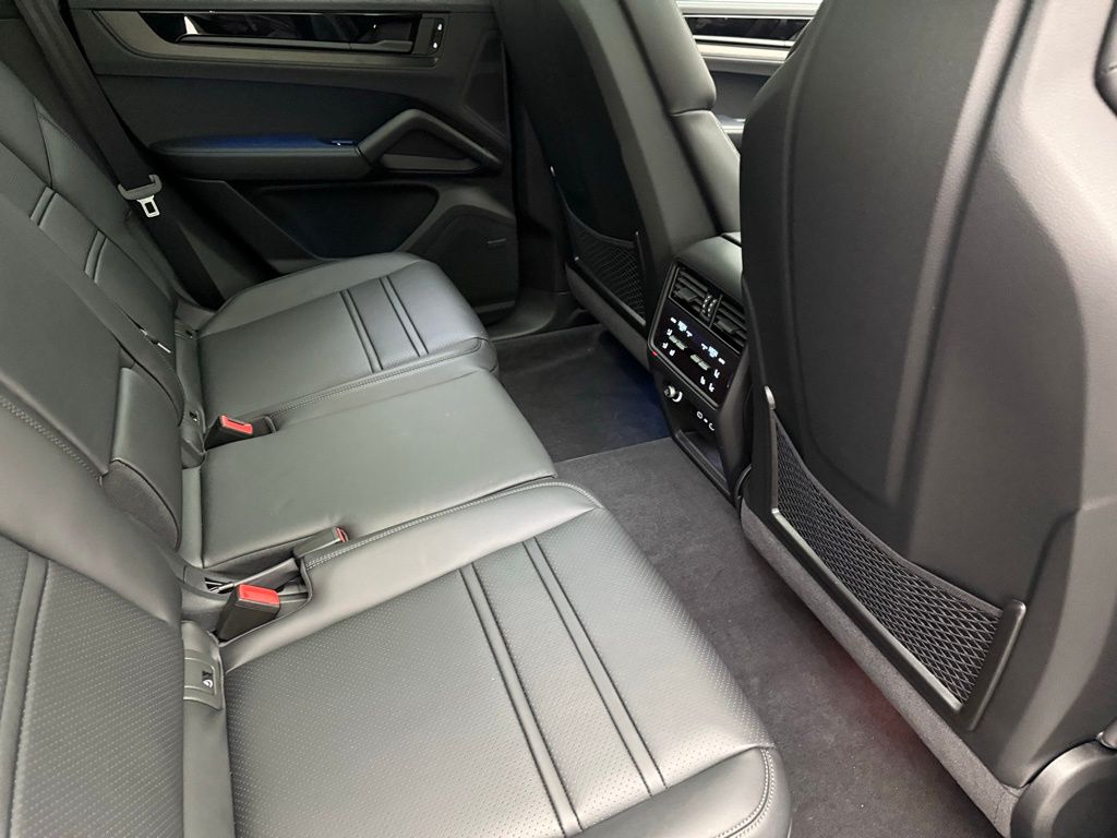 Thumbnail: 2026 Porsche Cayenne - 30