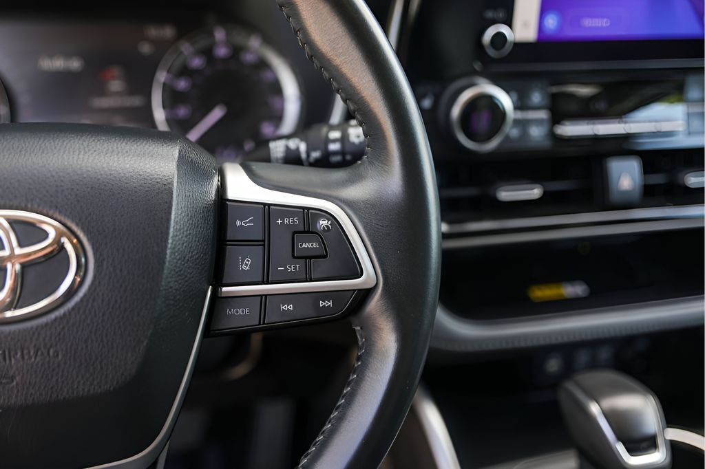 Used Car 2023 Toyota Highlander  Xle For Sale Under $35,000 In Austin, Texas