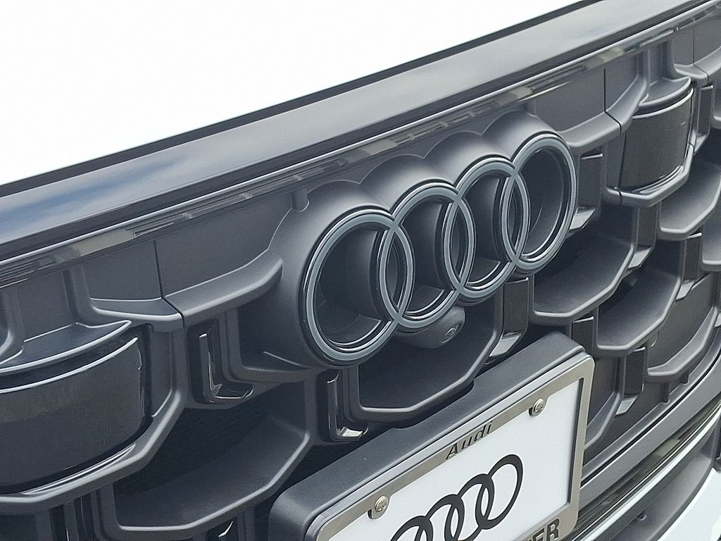 Thumbnail: 2026 Audi Q8 - 4