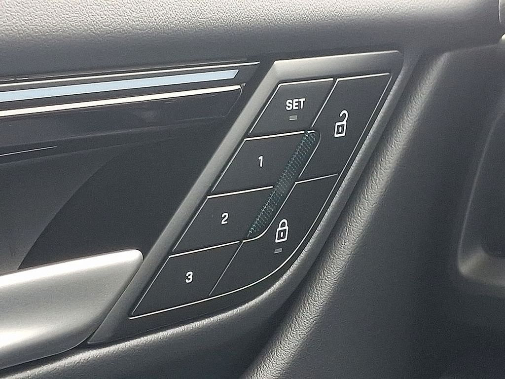 Thumbnail: 2025 Porsche Macan - 25