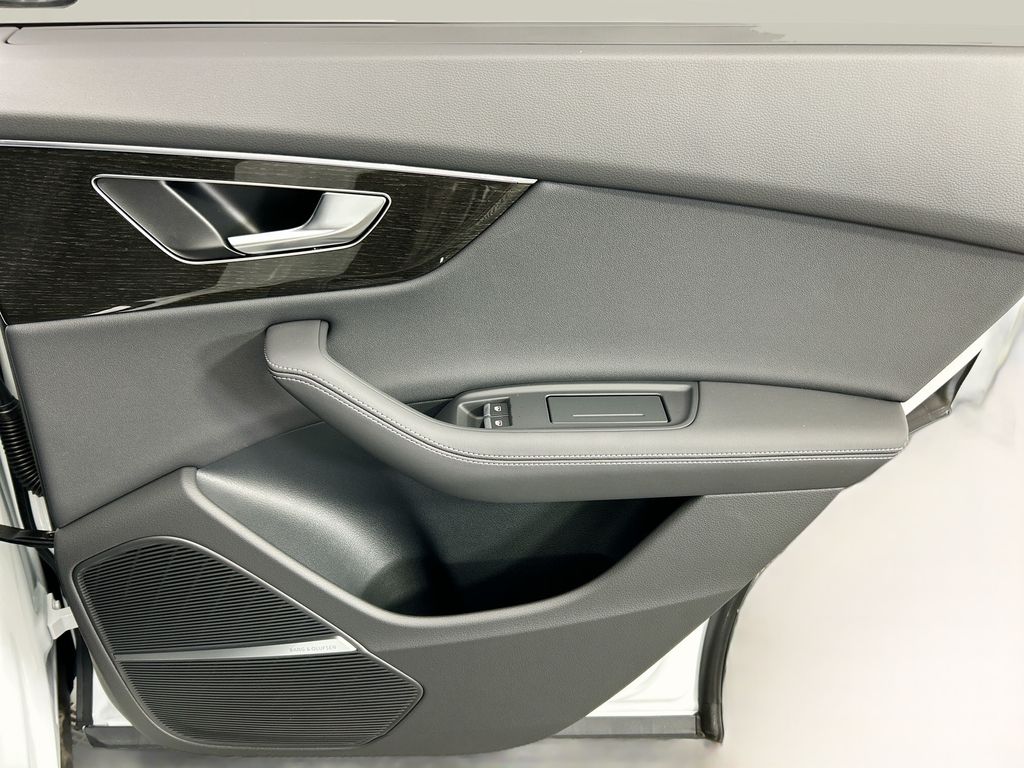 Thumbnail: 2026 Audi Q8 - 26