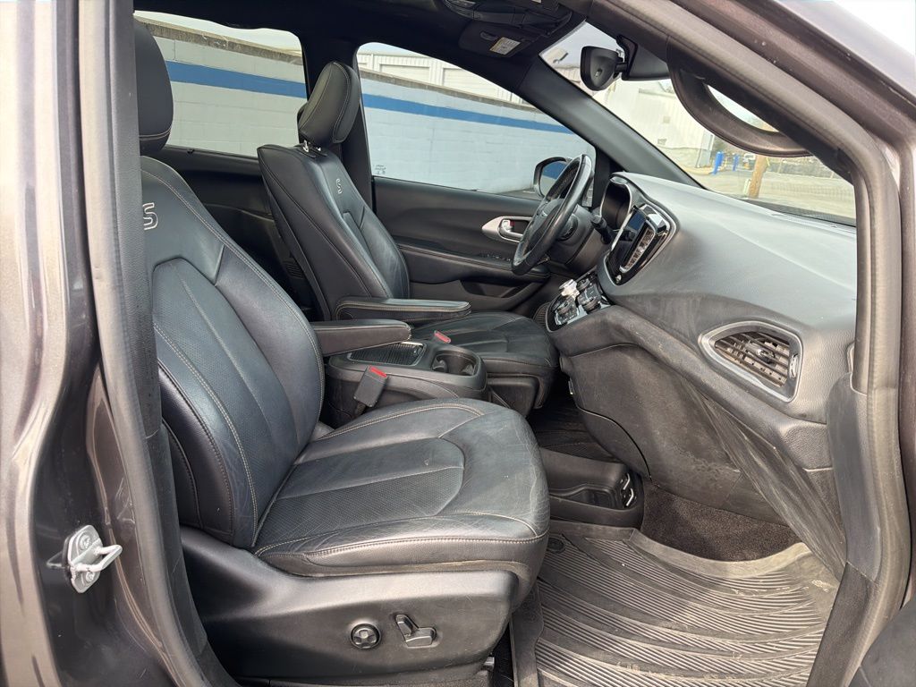 Thumbnail: 2018 Chrysler Pacifica - 27