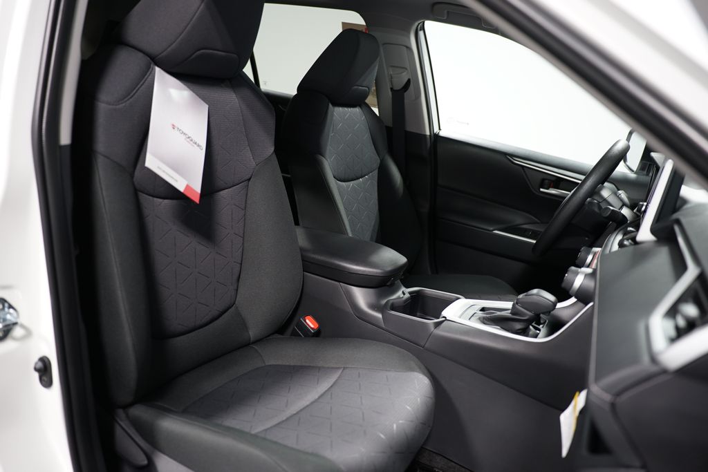 2025 Toyota RAV4 XLE 28