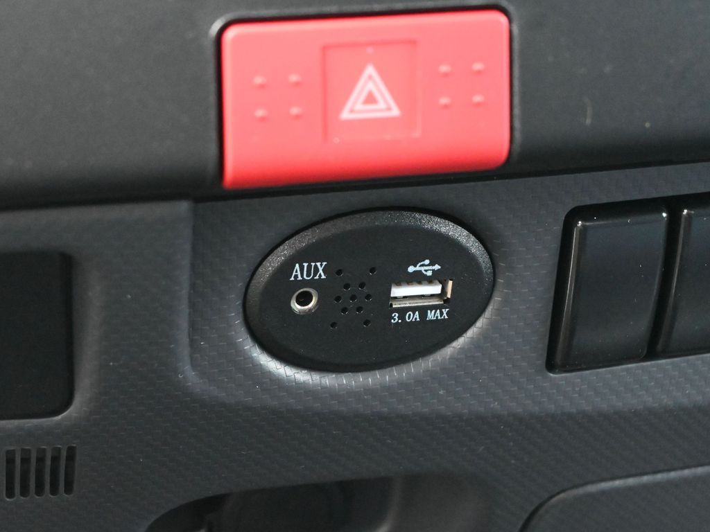 2025 Isuzu NPR HD 