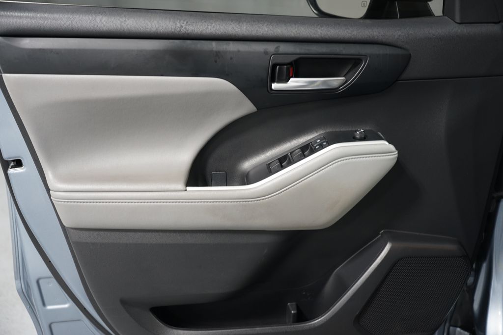 2021 Toyota Highlander XLE 30