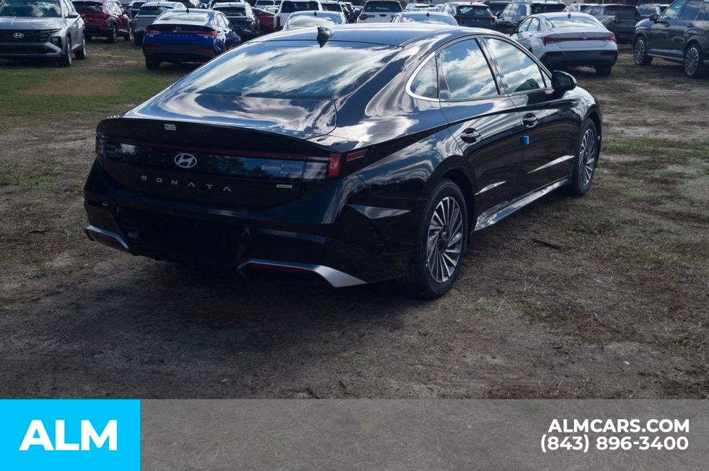 Used 2025 Black Hyundai SEL image 5