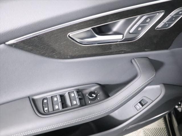 Thumbnail: 2026 Audi Q8 - 25