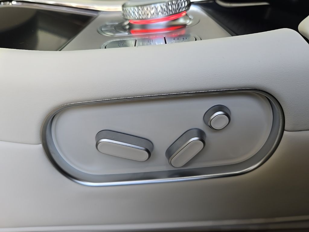 2025 Genesis G90  29