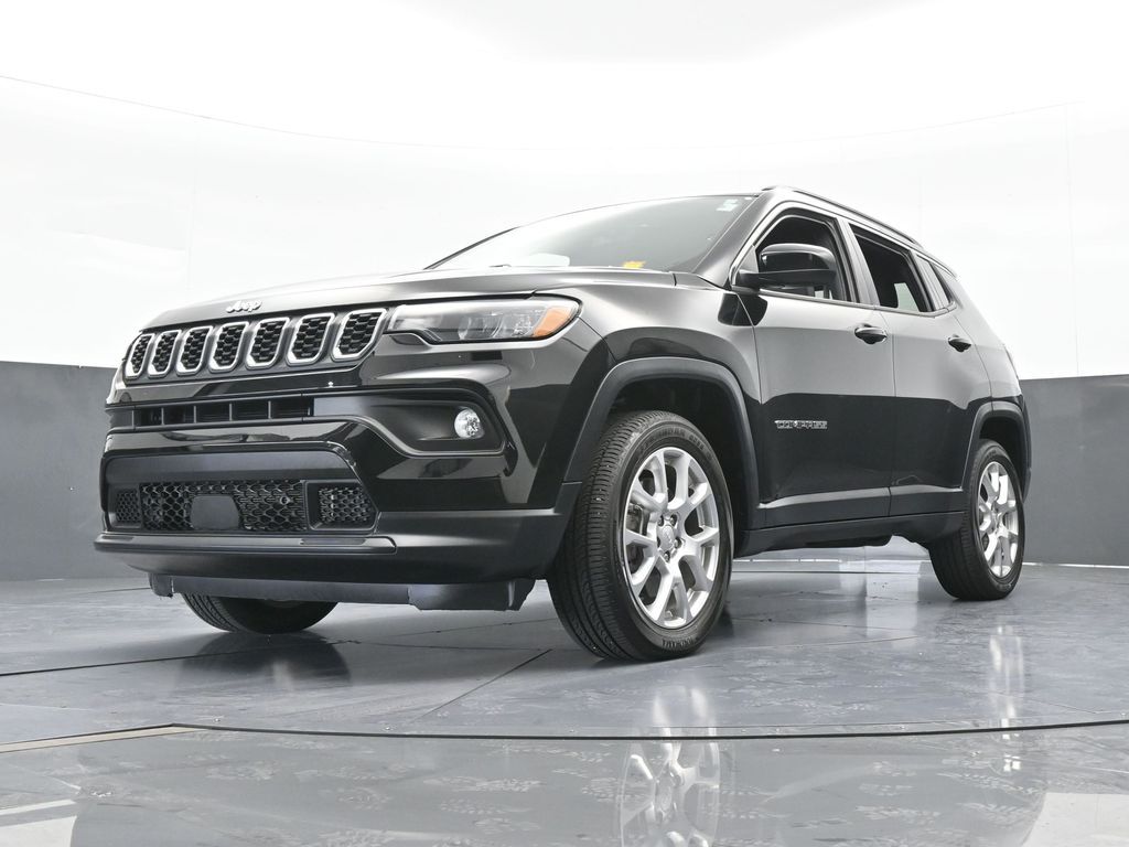 Used 2024 Diamond Black Crystal Pearlcoat Jeep Latitude Lux image 49