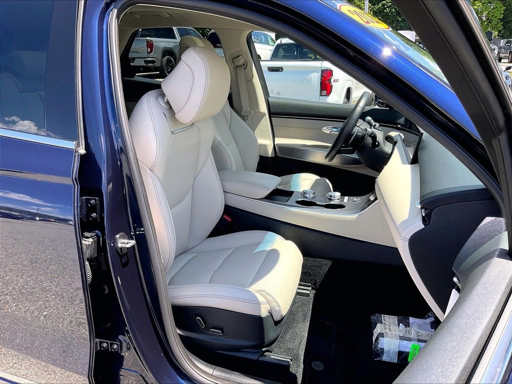 2026 Genesis GV70 — photo 11