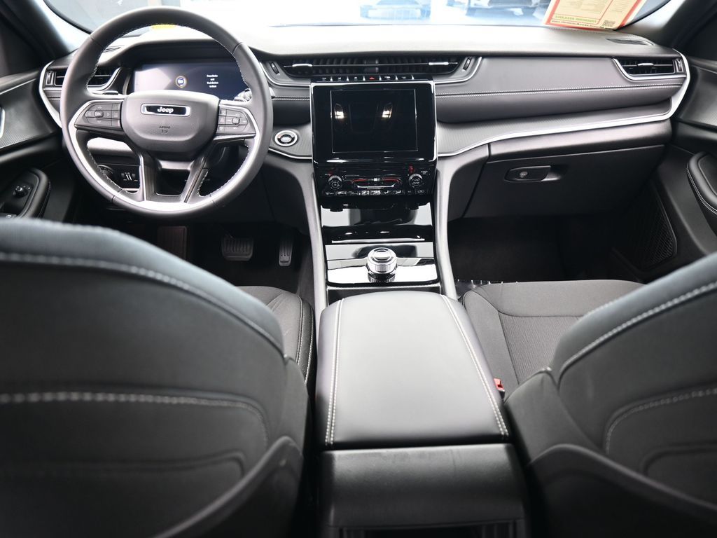 Used 2025 Diamond Black Crystal Pearlcoat Jeep Laredo image 38