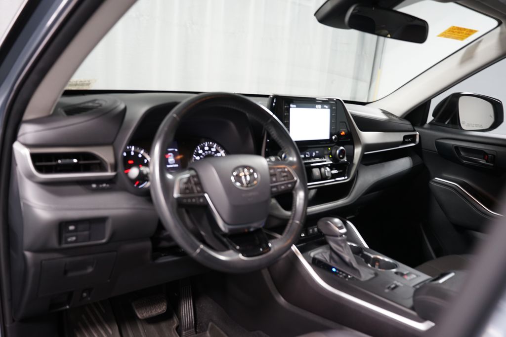 2021 Toyota Highlander LE 7