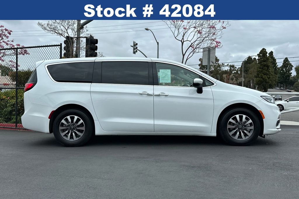 2023 Chrysler Pacifica Hybrid Touring L photo