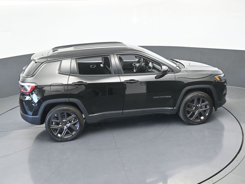 New 2026 diamond black crystal pearlcoat Jeep Latitude image 47
