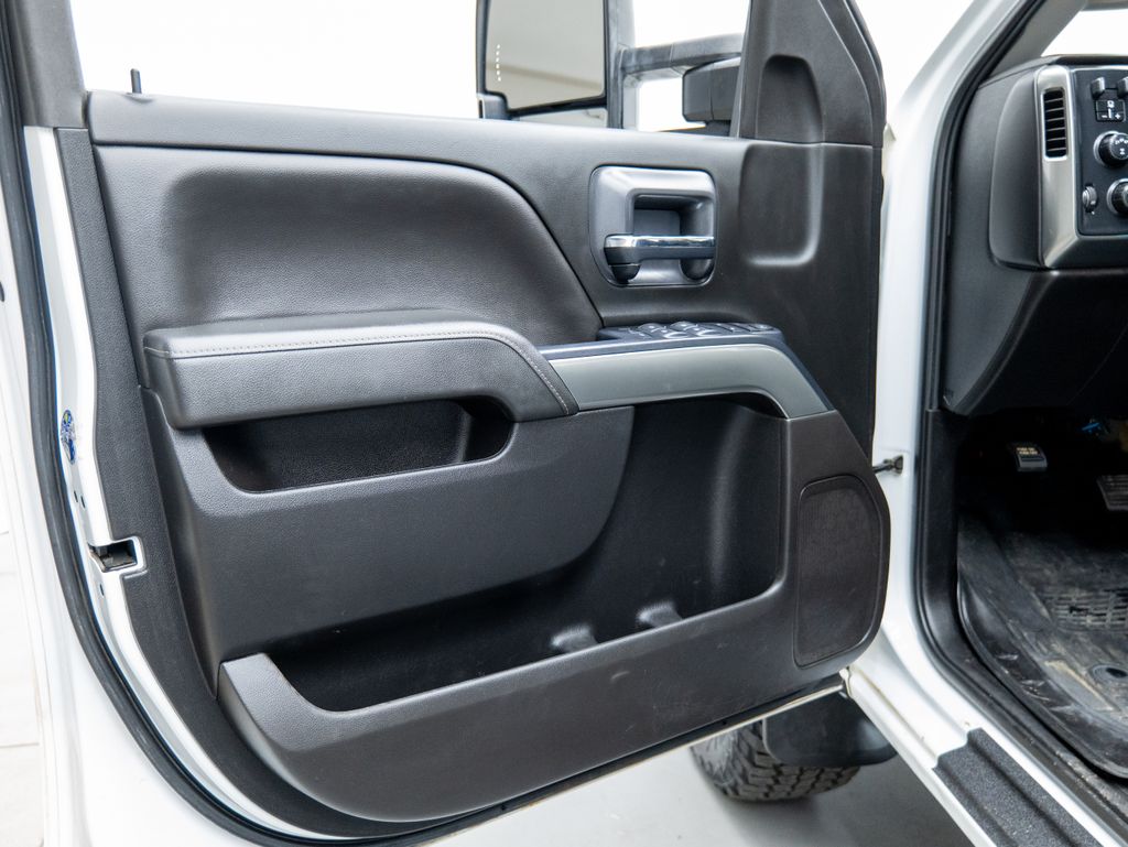 2019 White Chevrolet Silverado 2500HD LT 4X4 Truck