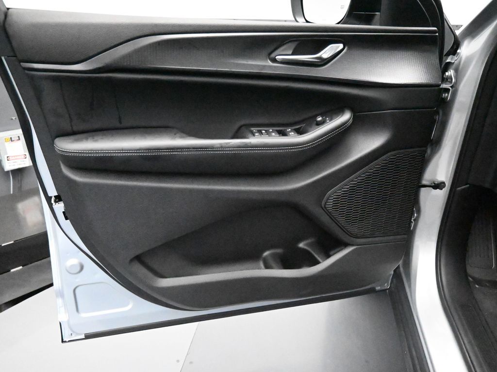 Used 2024 Silver Zynith Jeep Laredo image 26