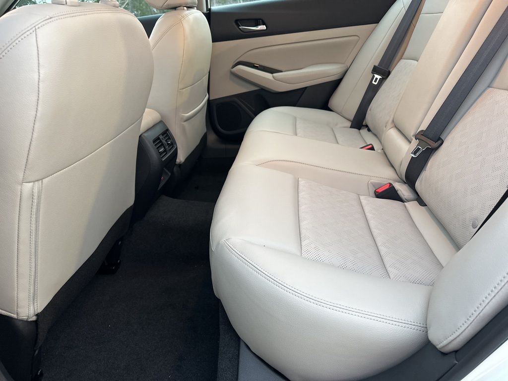 2025 Pearl White Tricoat Nissan Altima 2.5 SL FWD Sedan
