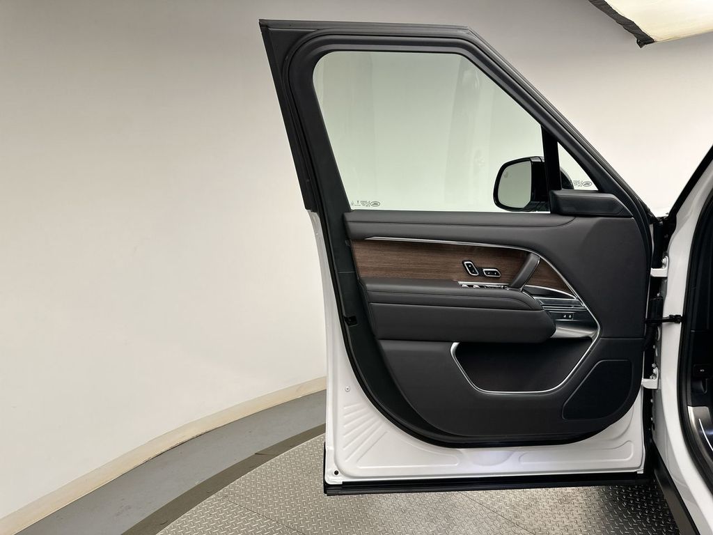 Thumbnail: 2026 Land Rover Range Rover - 9