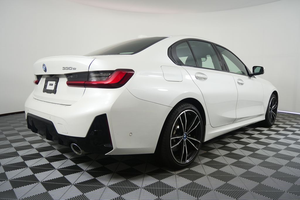 Thumbnail: 2024 BMW 3 Series - 3