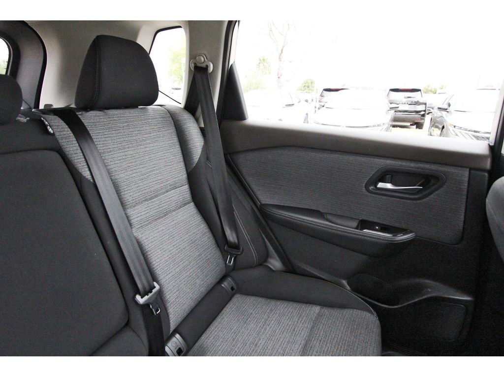 2022 Nissan Rogue SV - 9