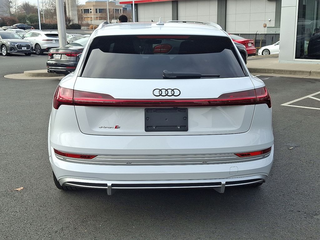Thumbnail: 2022 Audi e-tron S - 5