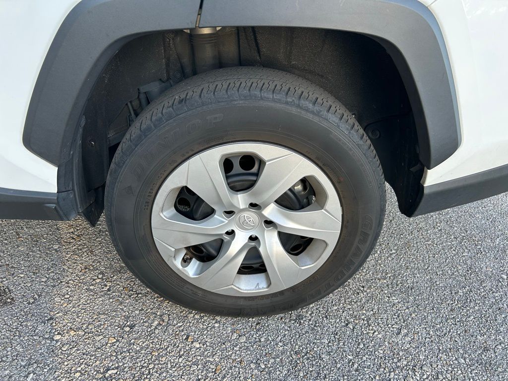 2022 Toyota RAV4 LE 9