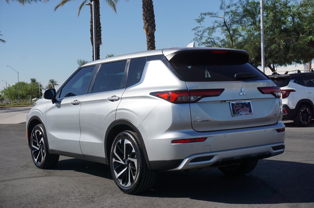 2023 Mitsubishi Outlander  3