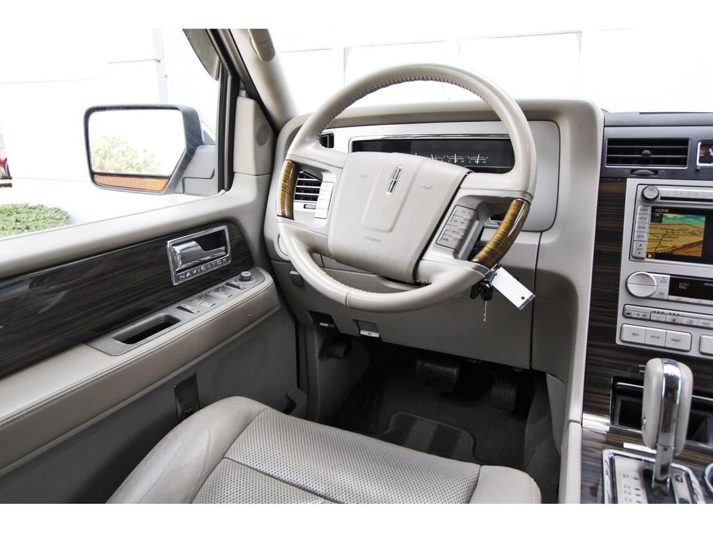 2010 Lincoln Navigator L Base - 7