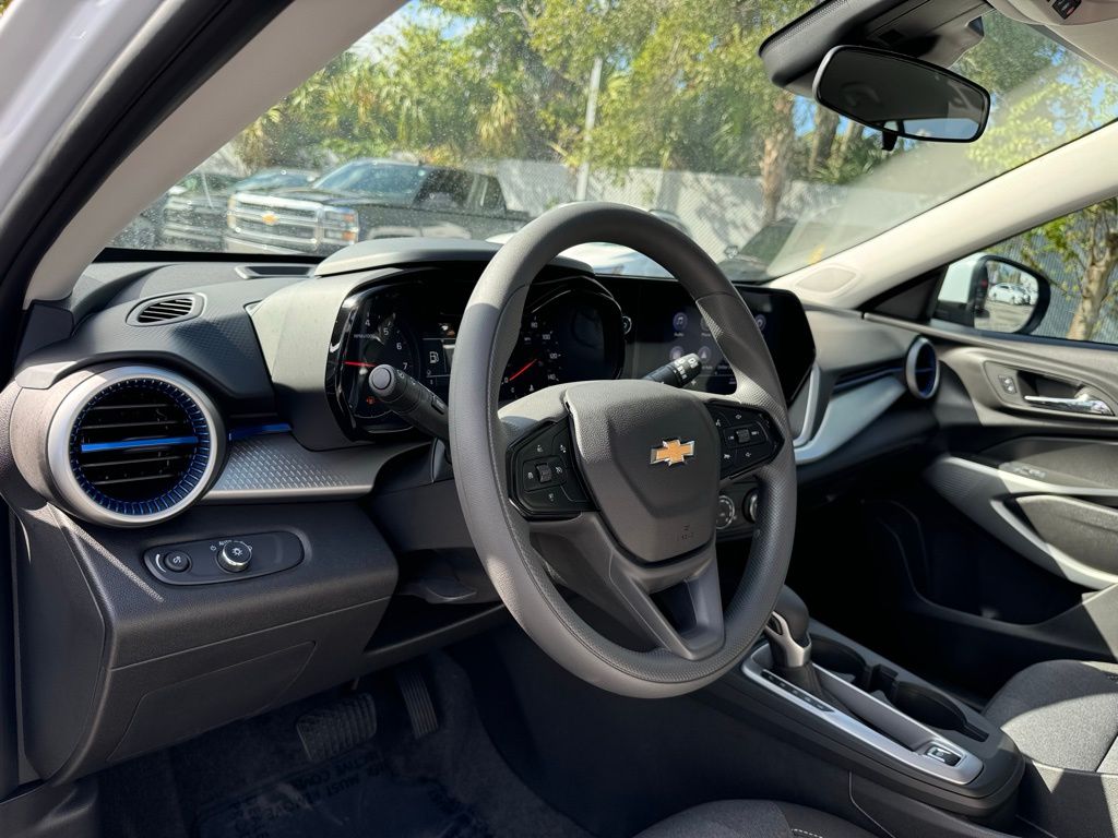 2025 Chevrolet Trax LS 26