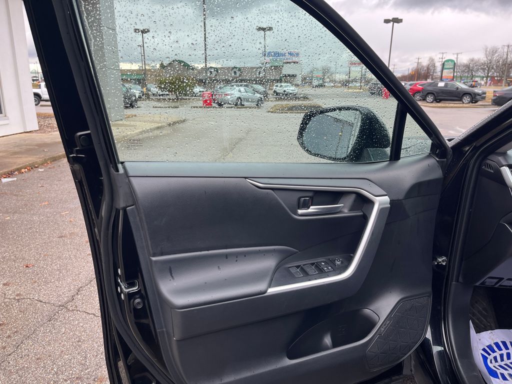 2023 Toyota RAV4 XLE photo
