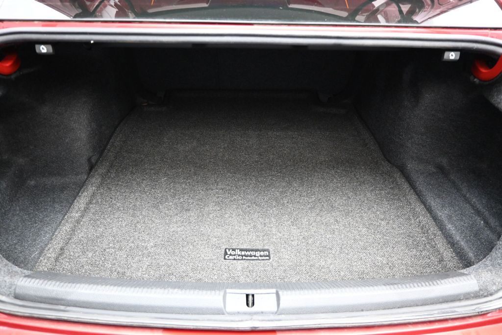 Used 2021  Volkswagen 2.0T R-Line image 19