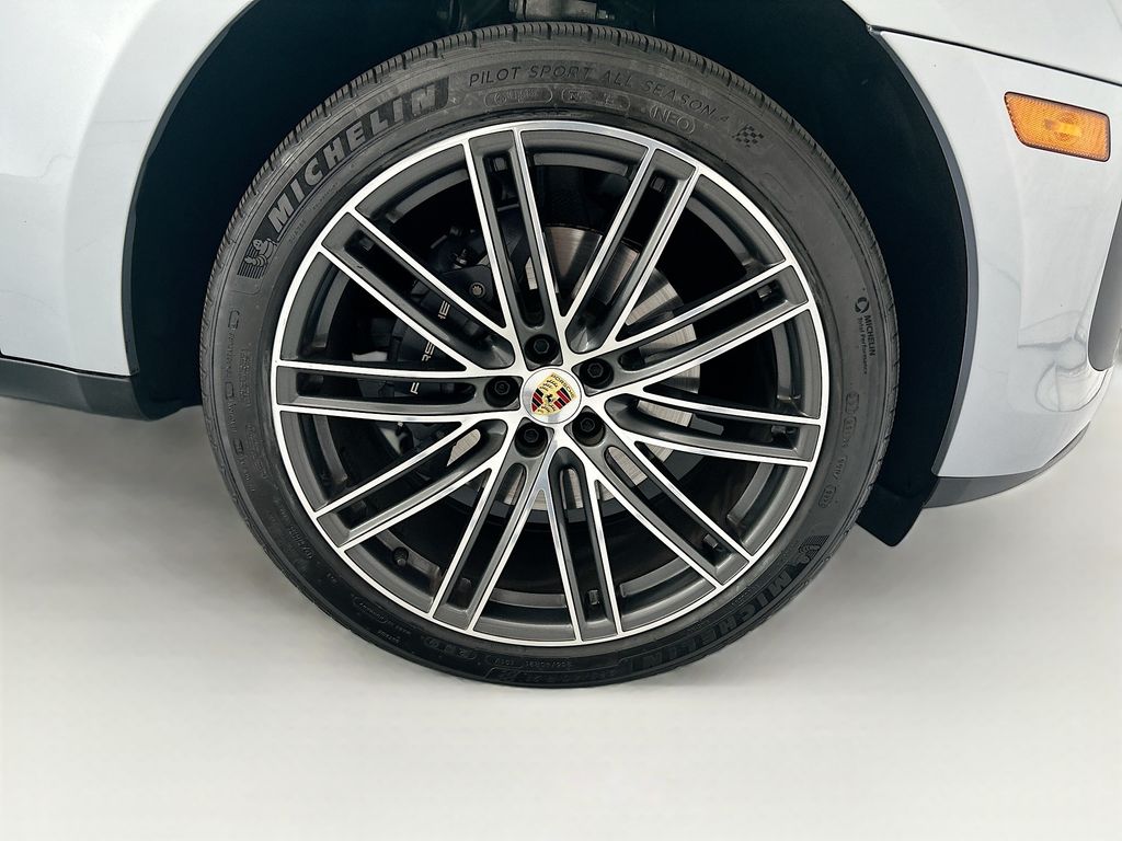 Thumbnail: 2025 Porsche Macan - 32