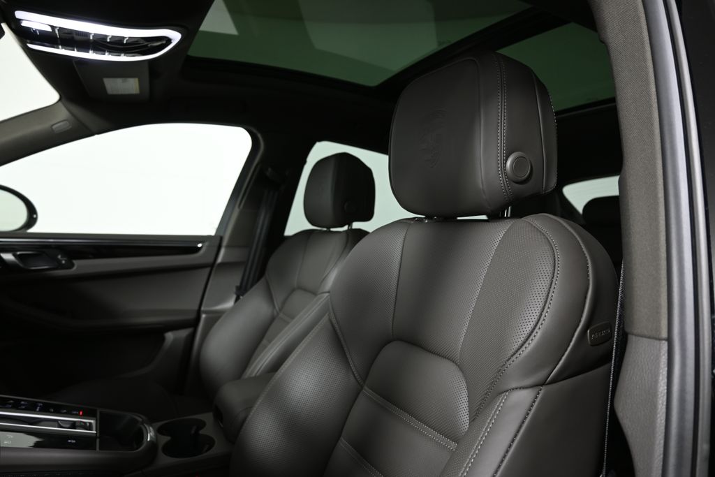 Thumbnail: 2025 Porsche Macan - 6