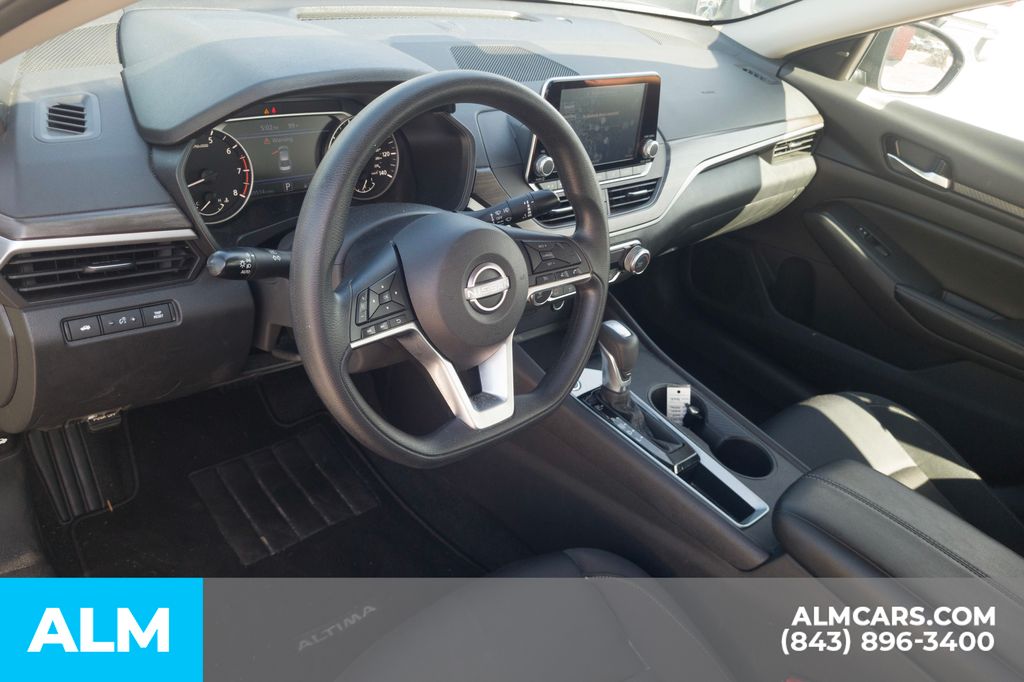 Used 2025 Super Black Nissan 2.5 SV image 5