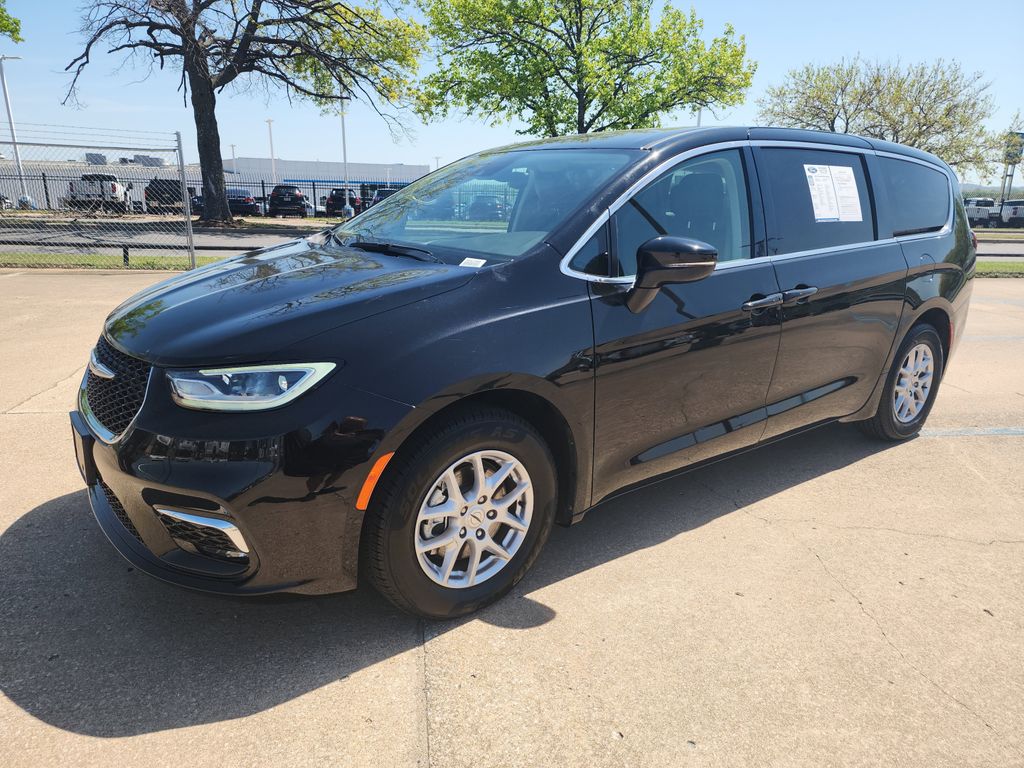 2024 Chrysler Pacifica Touring L photo