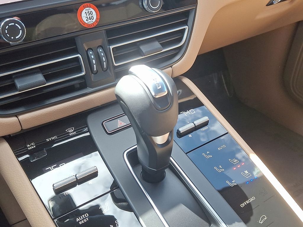 Thumbnail: 2025 Porsche Macan - 16