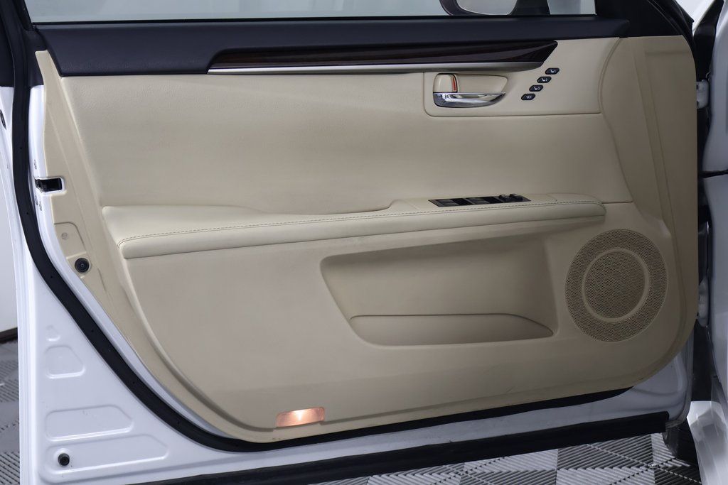 Thumbnail: 2014 Lexus ES - 12