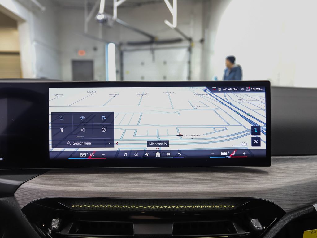 Thumbnail: 2025 BMW i4 - 17