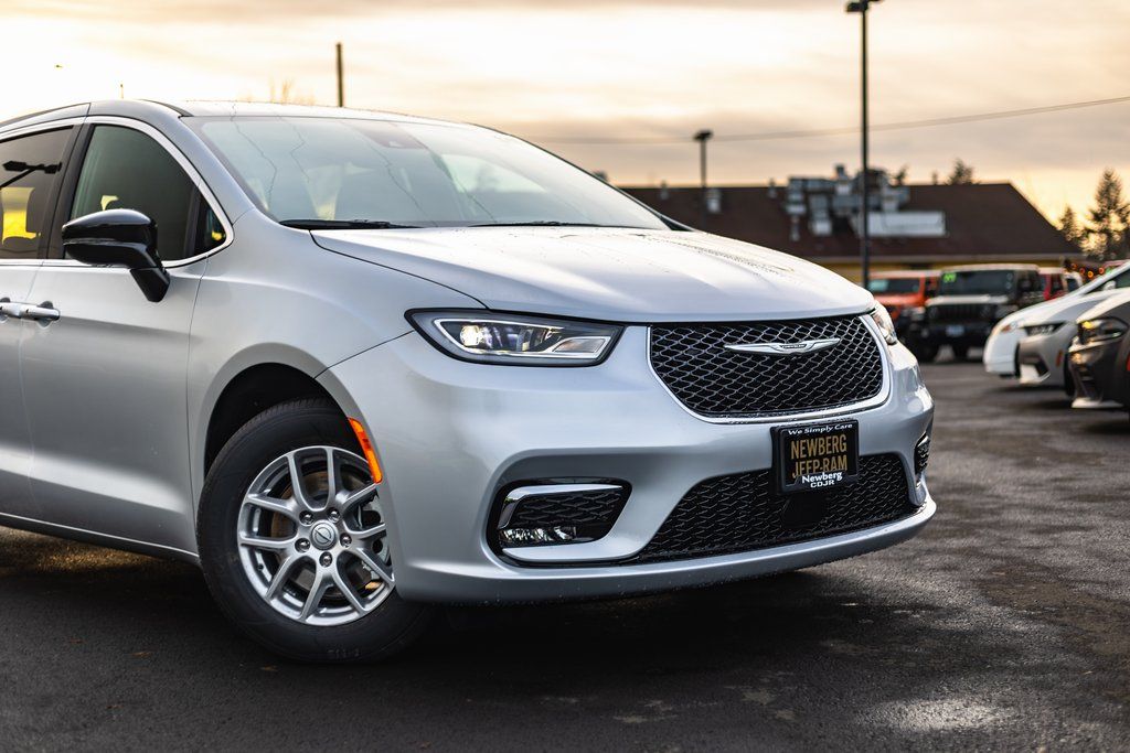 2026 Chrysler Pacifica Select thumbnail 3